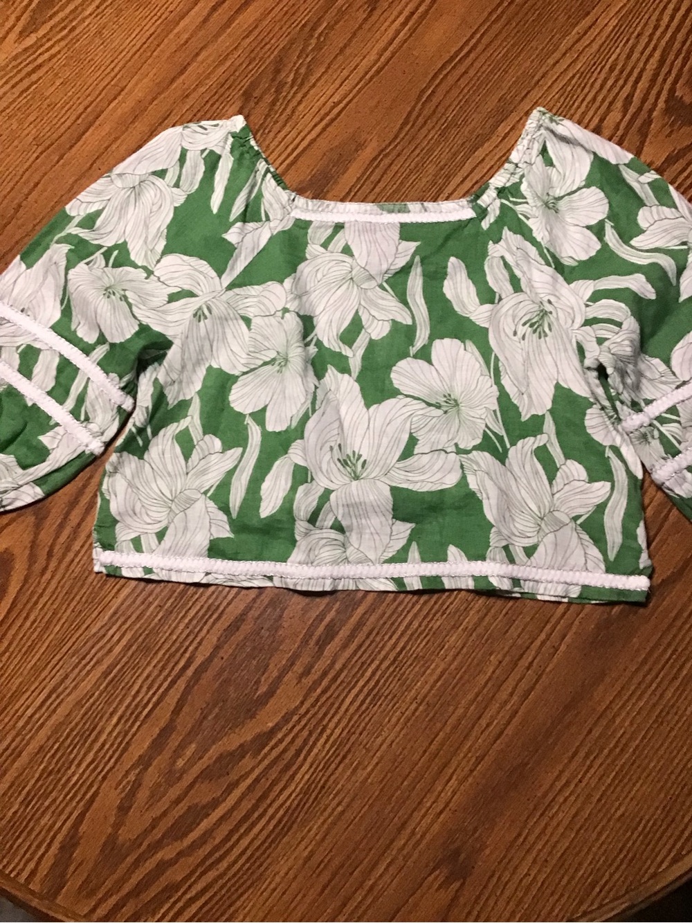 Women’s size large linen Tahari Green & White Floral Off-Shoulder Crop Top